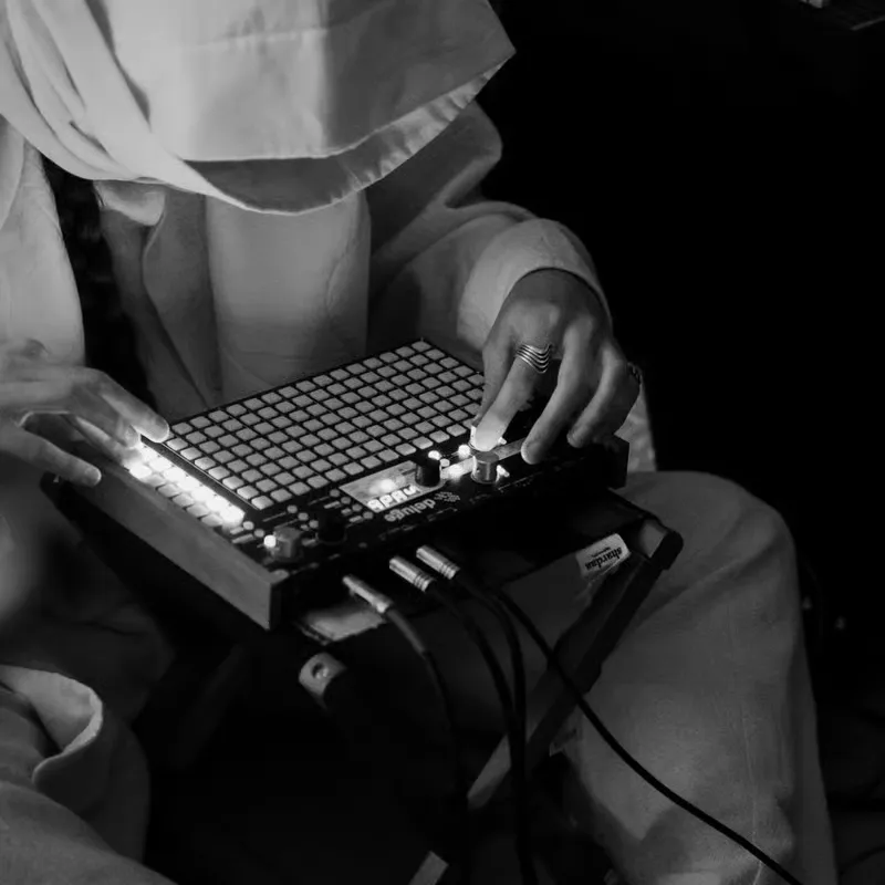 Sound Bath in the Garden with Many Ohms